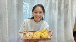 米粉パンを持つパン講師